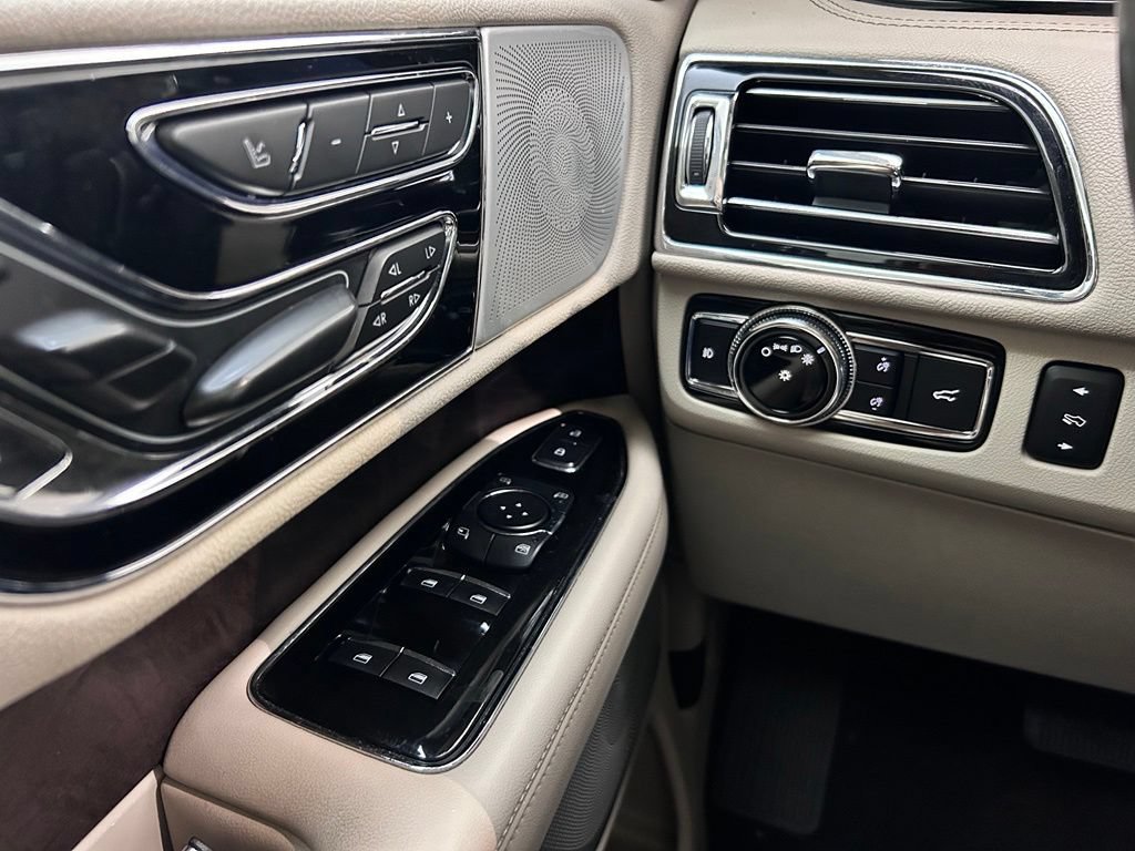 Used 2020 Lincoln Navigator L Reserve w/ Equipment Group 208A Reserve AWD/4WD image 22