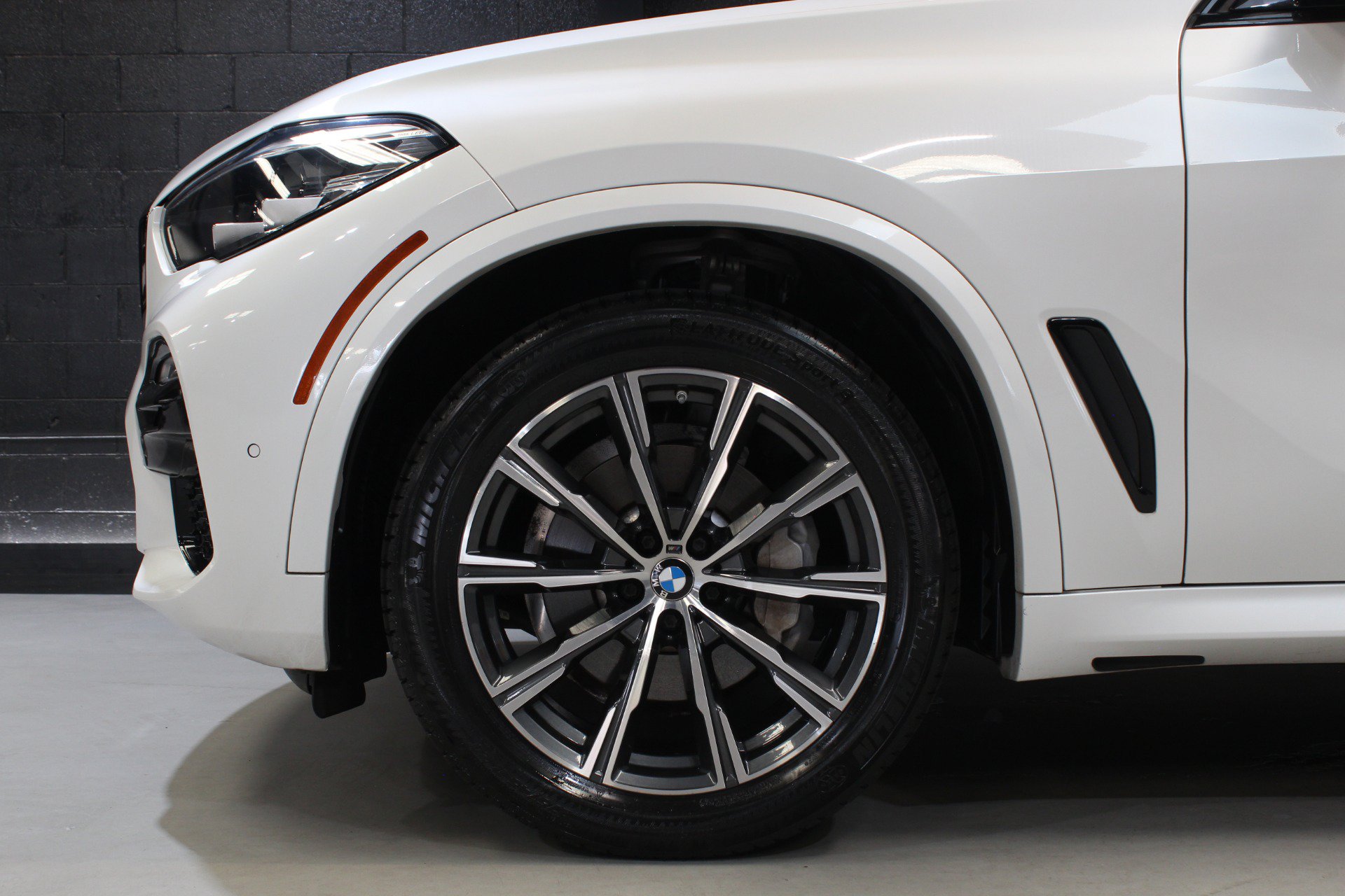 Used 2021 BMW X5 xDrive40i w/ M Sport Package AWD/4WD image 4