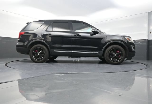Used 2017 Ford Explorer XLT AWD/4WD image 40