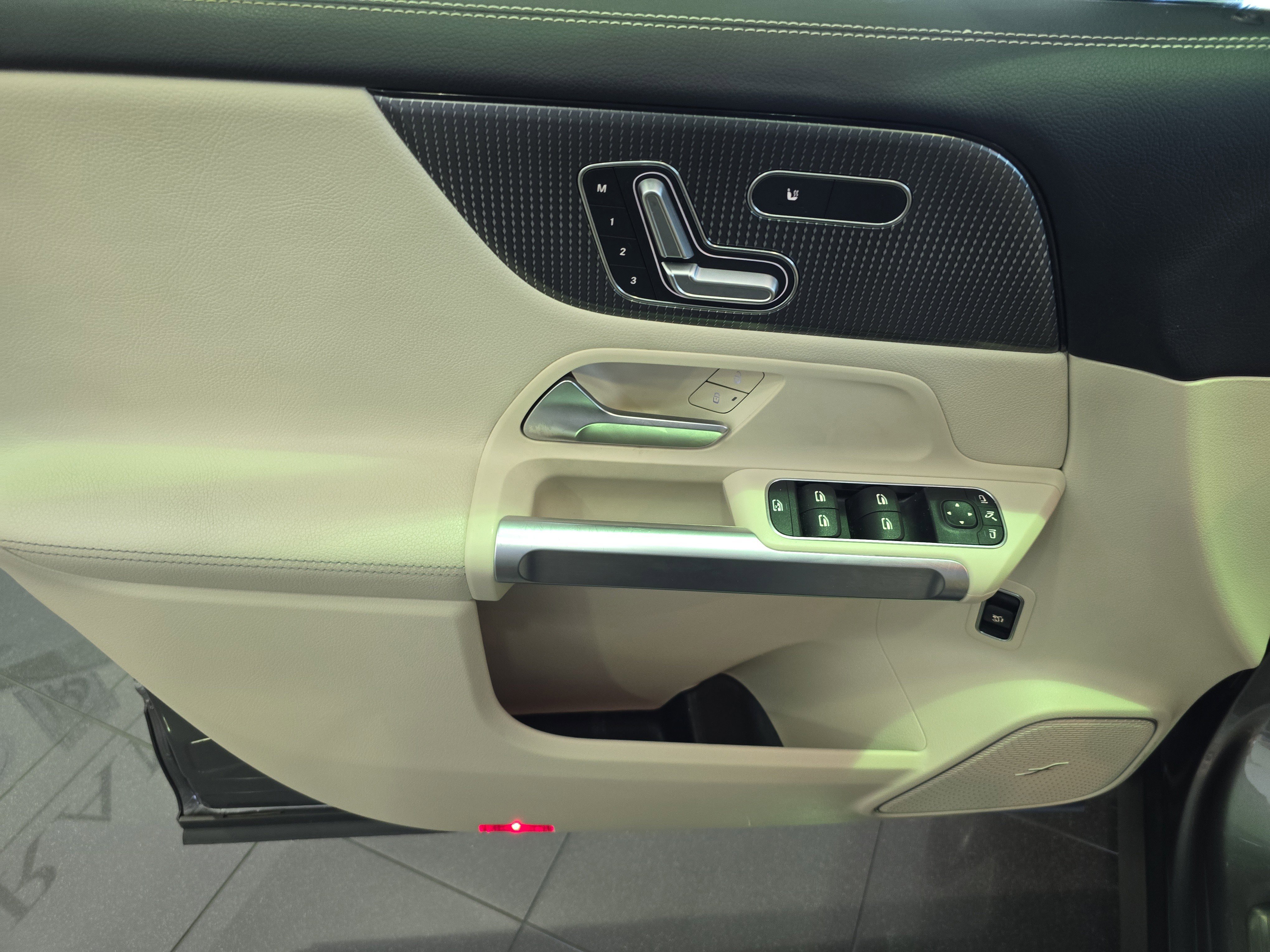 Used 2021 Mercedes-Benz GLB 250 4MATIC image 13