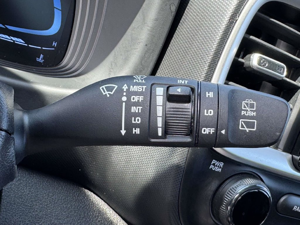 Used 2023 Hyundai Venue SEL FWD image 24