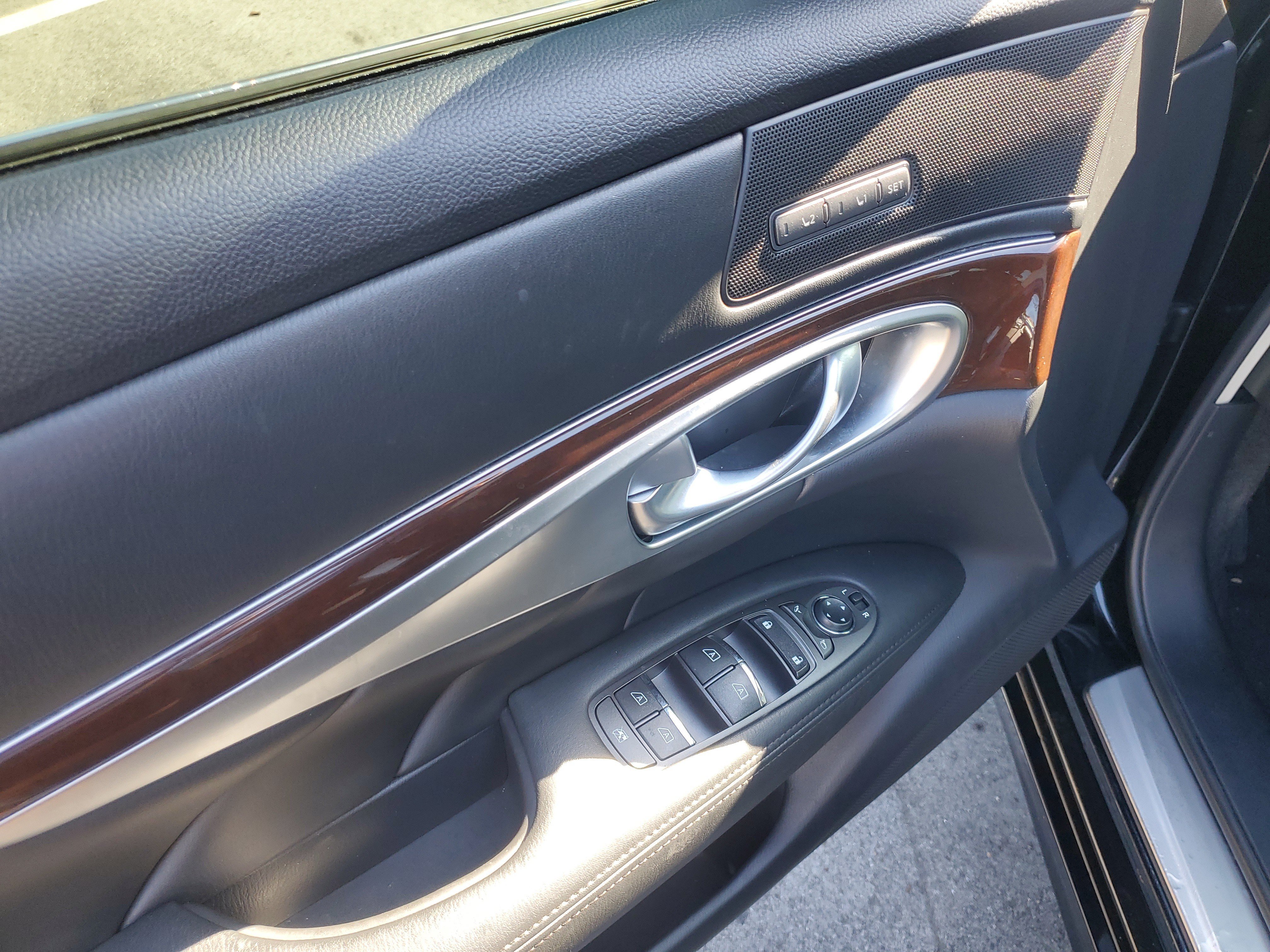 Used 2015 INFINITI Q70 3.7 RWD image 12
