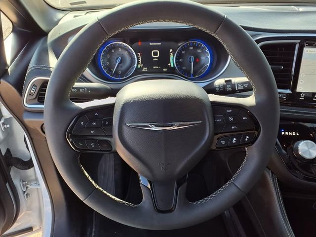 Used 2025 Chrysler Pacifica Limited image 5