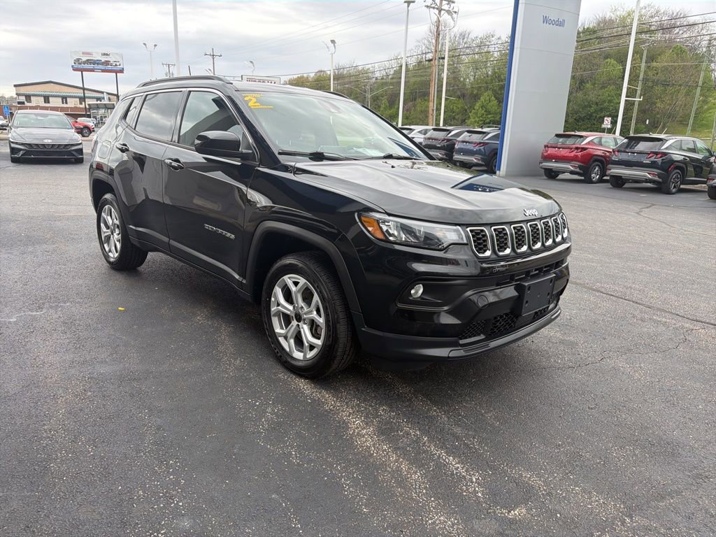 Used 2025 Jeep Compass Latitude image 3