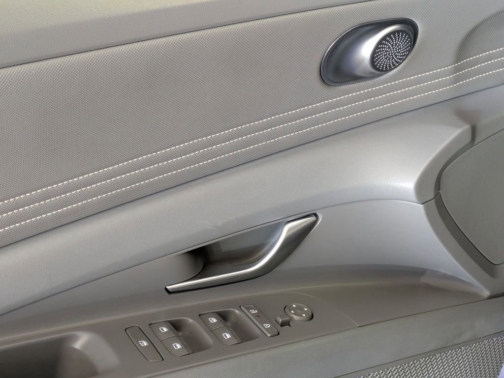 Used 2025 Hyundai Elantra SEL image 13