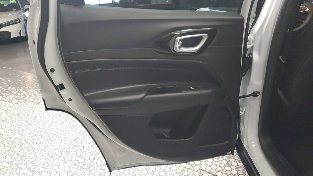 Used 2026 Jeep Compass Latitude image 15
