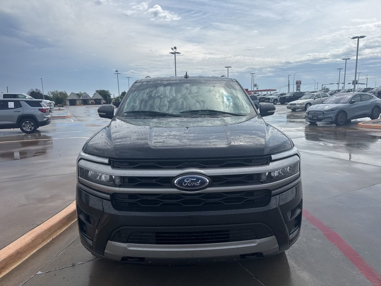 Used 2022 Ford Expedition Max XLT image 2
