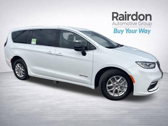 Used 2024 Chrysler Pacifica Touring FWD image 1