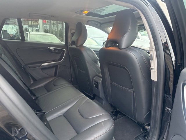 Used 2015 Volvo V60 T5 Cross Country image 23