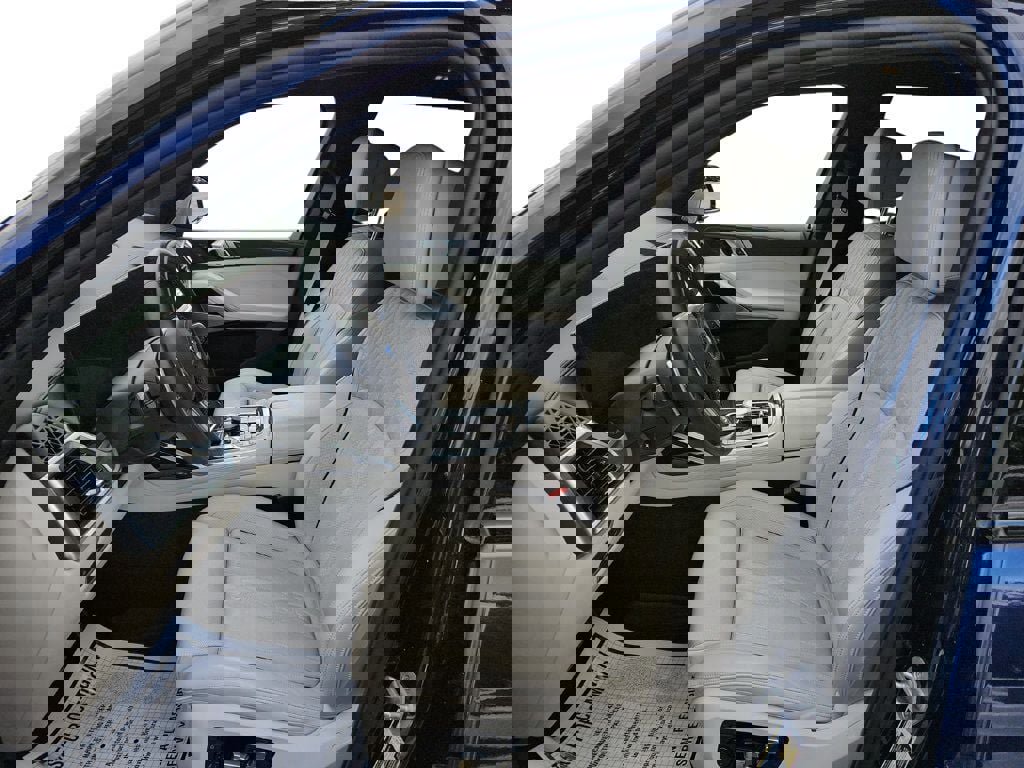 Used 2025 BMW X7 M60i image 21