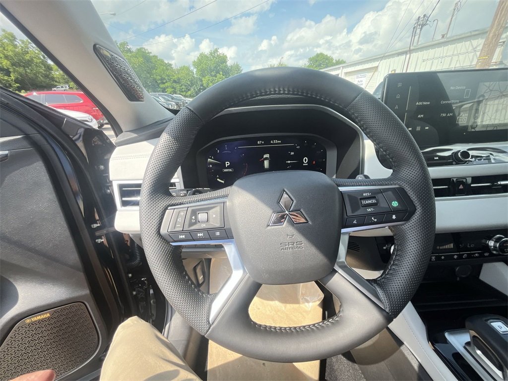 New 2025 Mitsubishi Outlander SE image 14