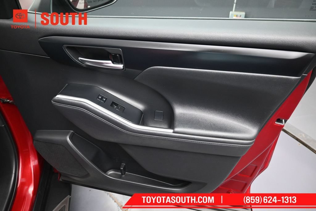 Used 2021 Toyota Highlander XLE AWD/4WD image 34