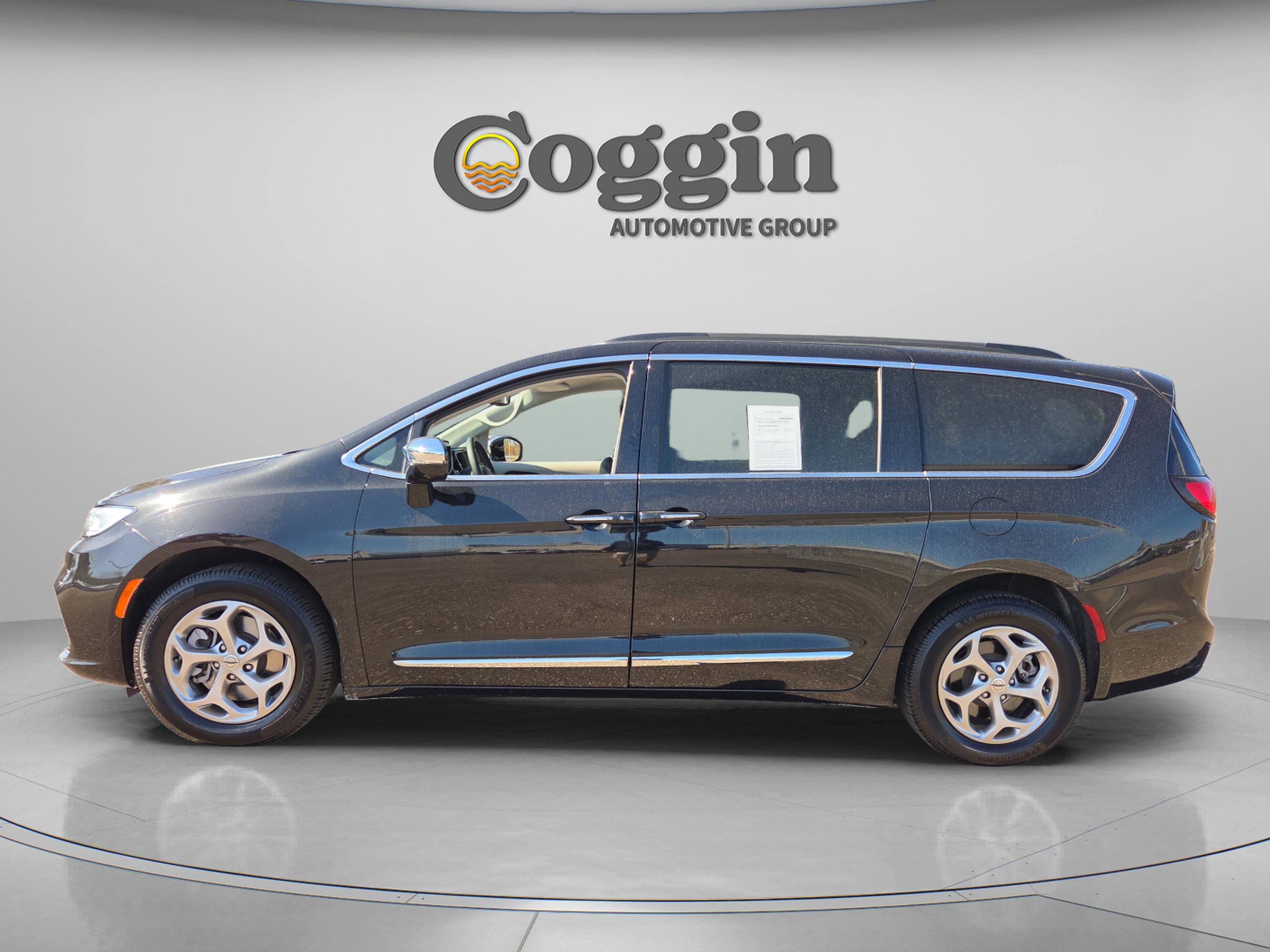 Used 2023 Chrysler Pacifica Limited w/ Uconnect Theater Family Group image 3