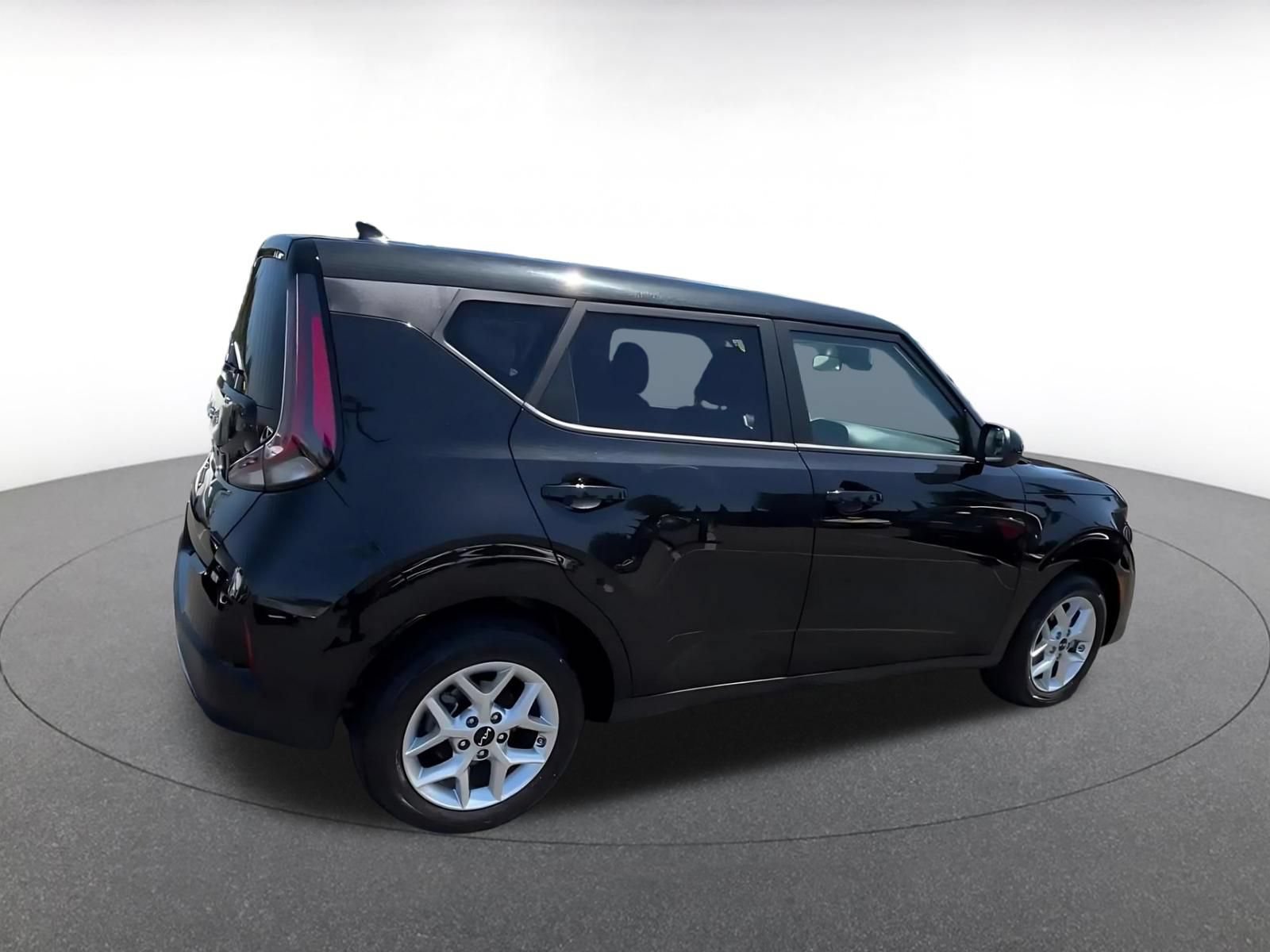 Used 2025 Kia Soul LX w/ LX Technology Package FWD image 14