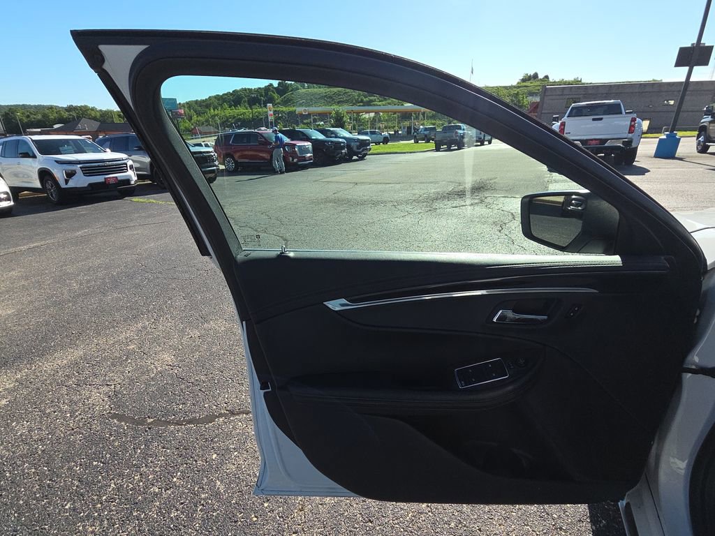 Used 2015 Chevrolet Impala LT w/ Convenience Package FWD image 12