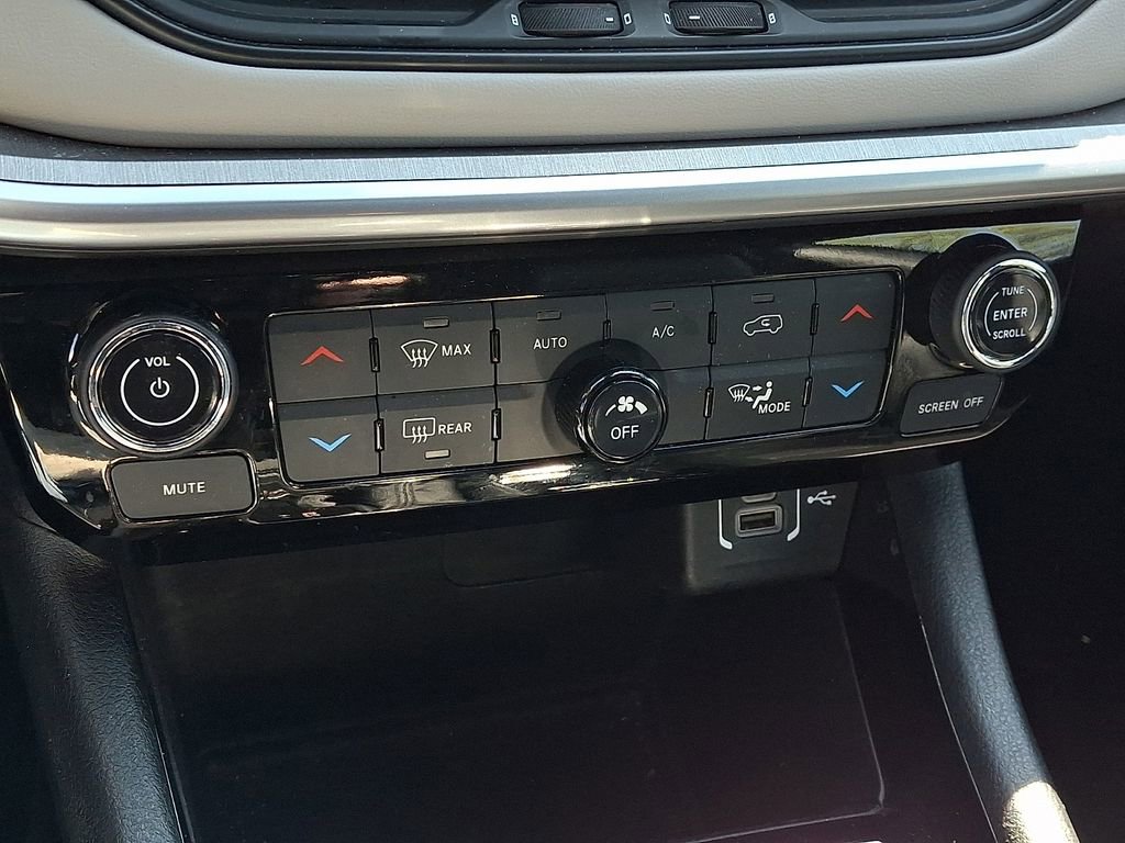 Used 2025 Jeep Compass Limited image 16