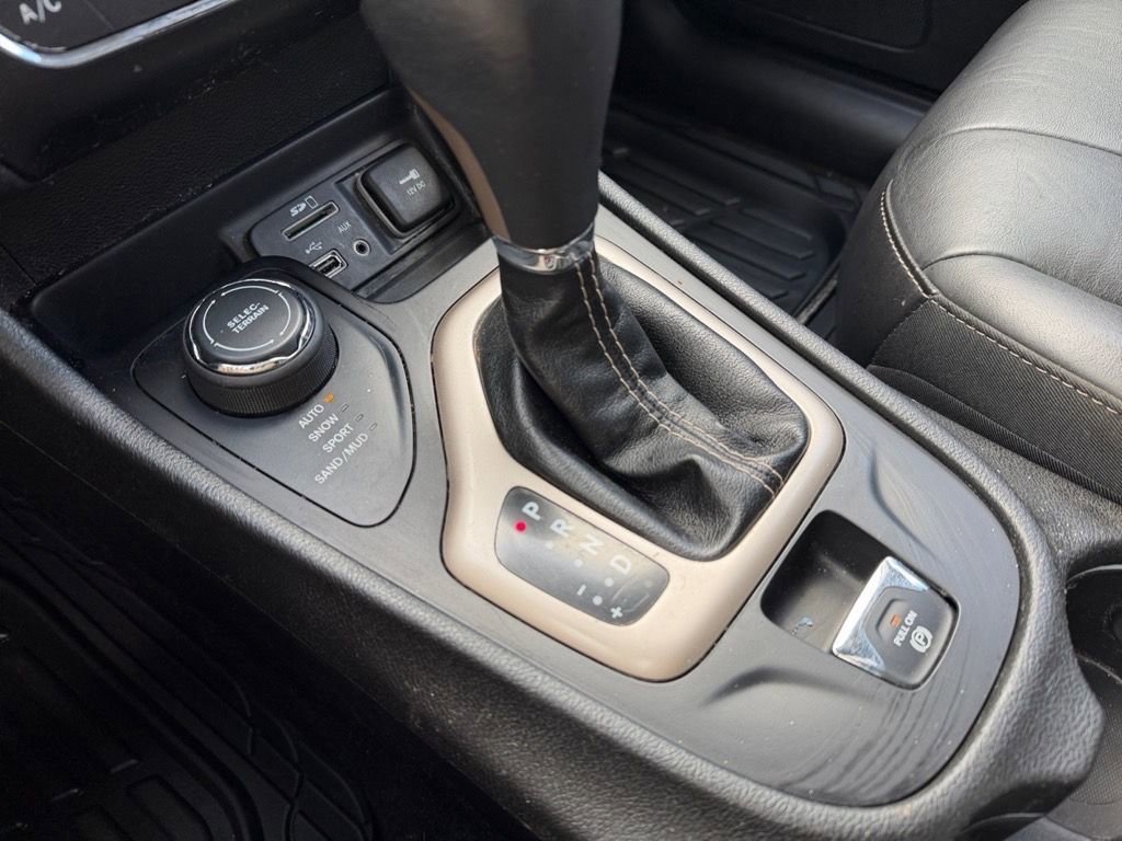 Used 2018 Jeep Cherokee Limited image 25