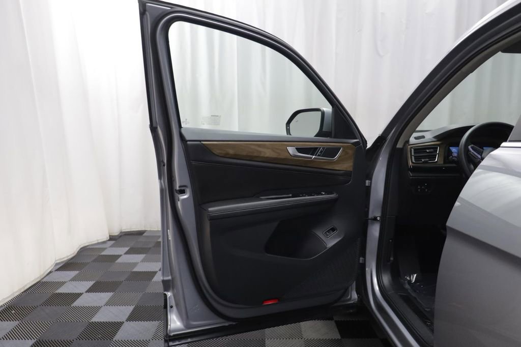 Used 2025 Volkswagen Atlas SE w/ Black Wheel Package image 4