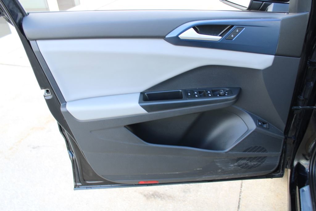 Certified 2022 Volkswagen Taos SE image 9