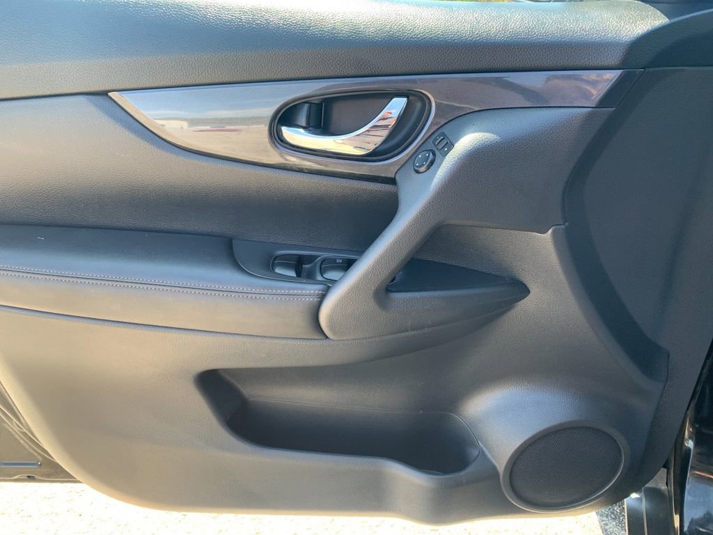 Used 2018 Nissan Rogue SV image 12