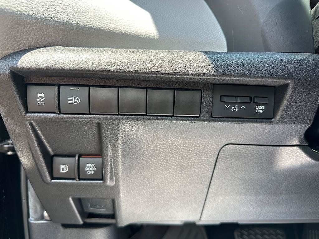 Certified 2025 Toyota Sienna XLE FWD image 21