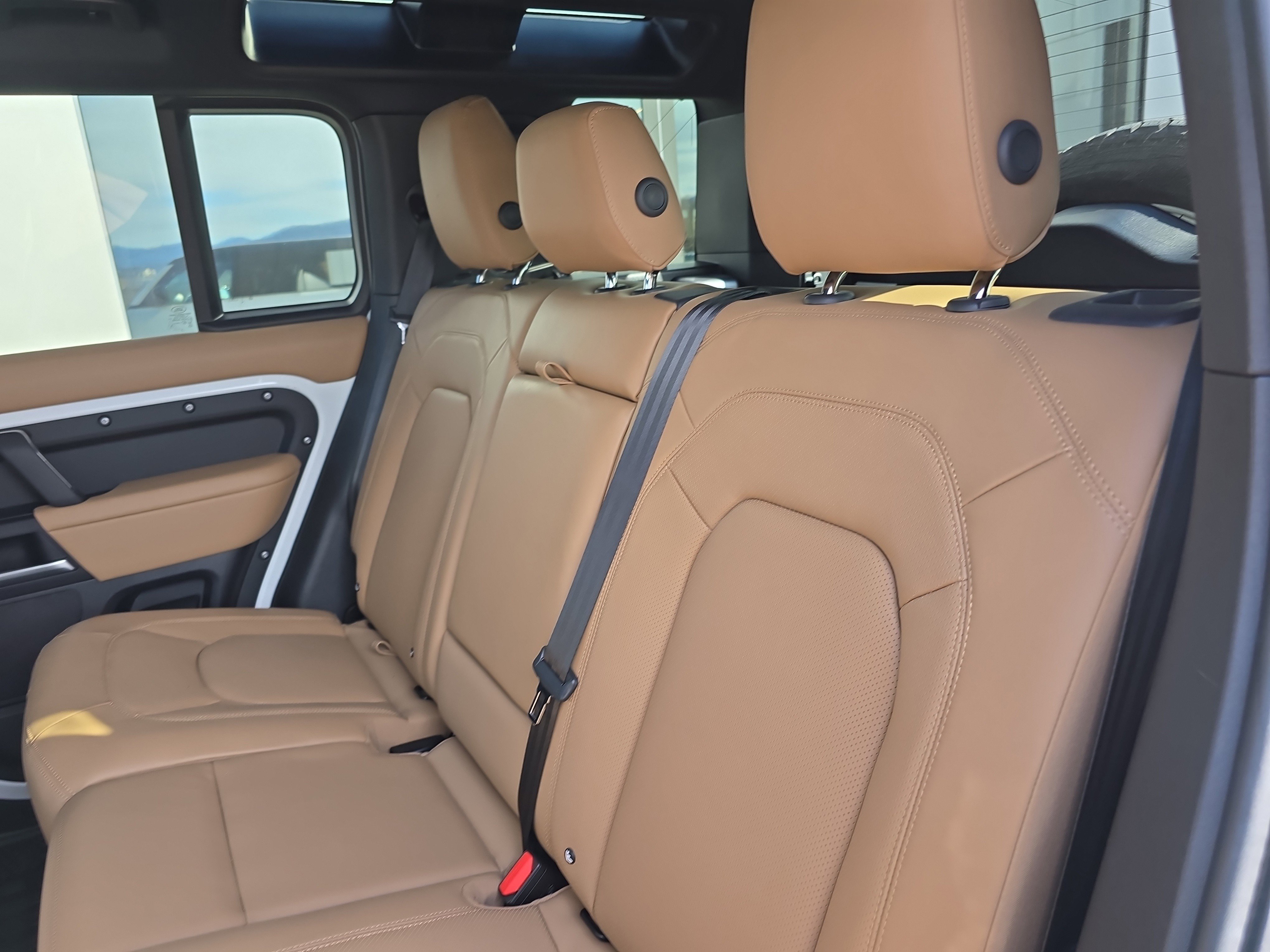 Used 2025 Land Rover Defender 110 X-Dynamic SE image 15