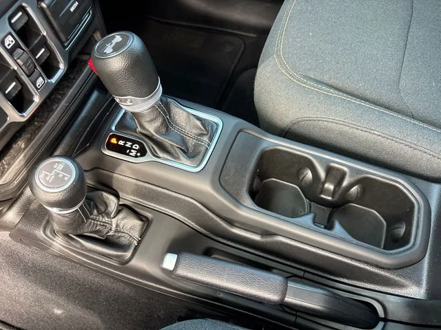 Used 2025 Jeep Wrangler Unlimited Sahara AWD/4WD image 24