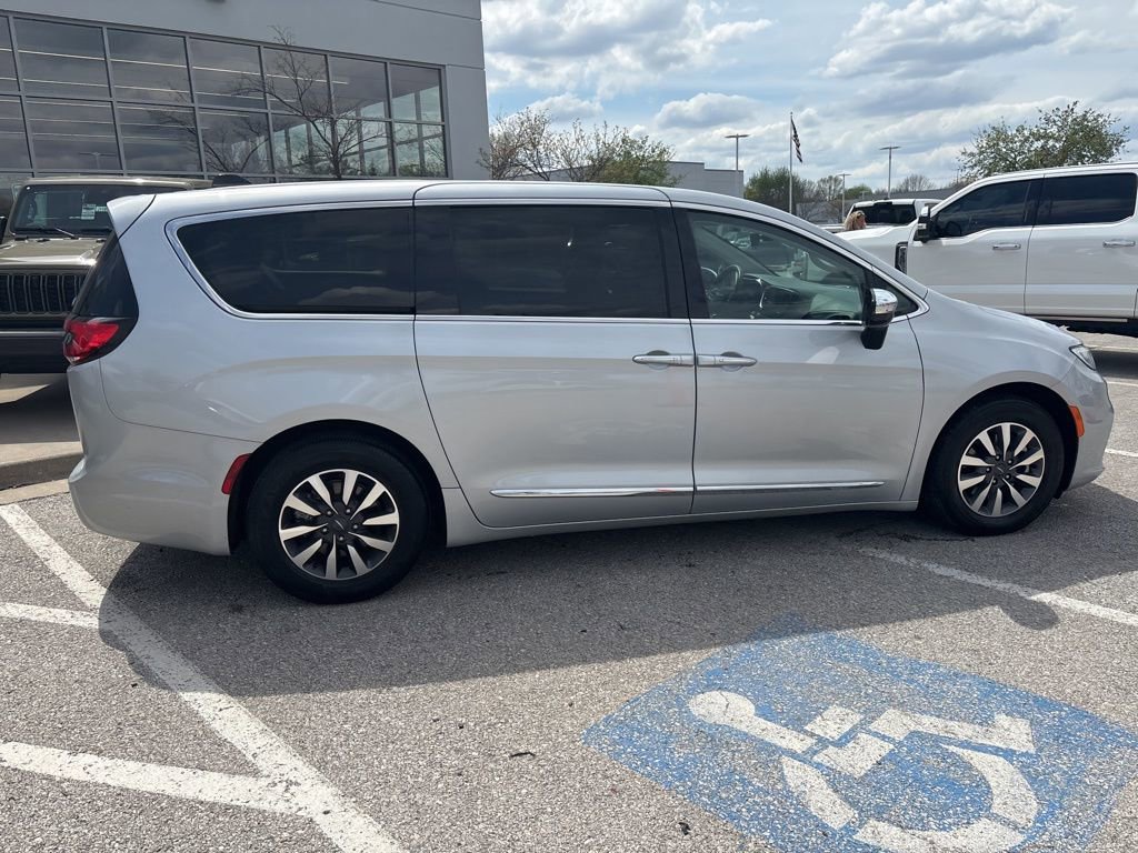 Used 2023 Chrysler Pacifica Limited image 31