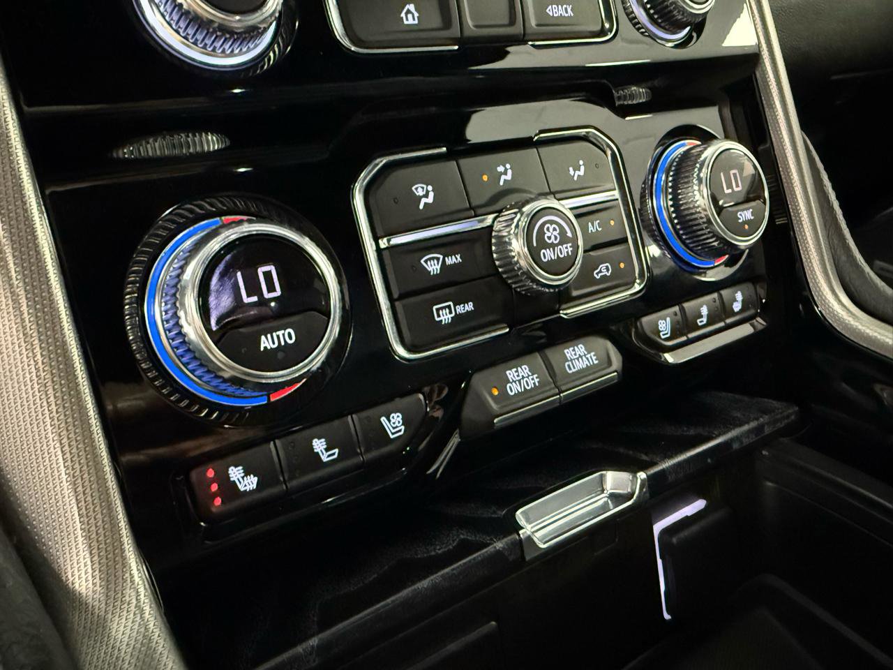 Used 2021 GMC Yukon Denali w/ Denali Premium Package image 24