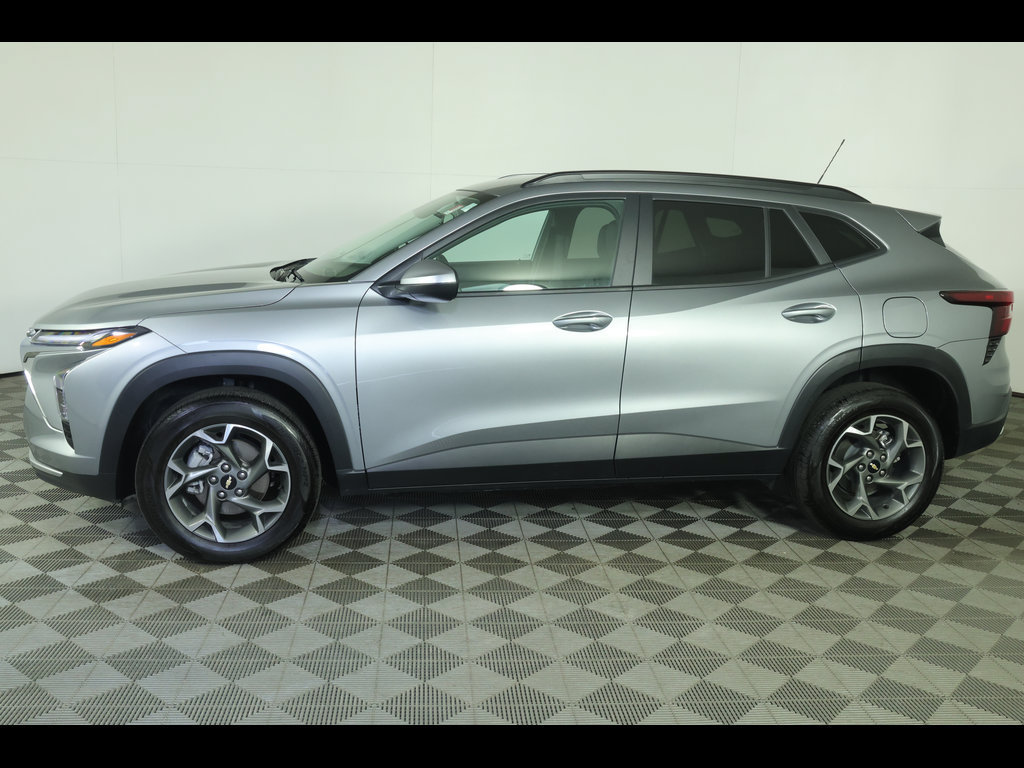 Used 2025 Chevrolet Trax LT w/ Driver Confidence Package FWD image 13