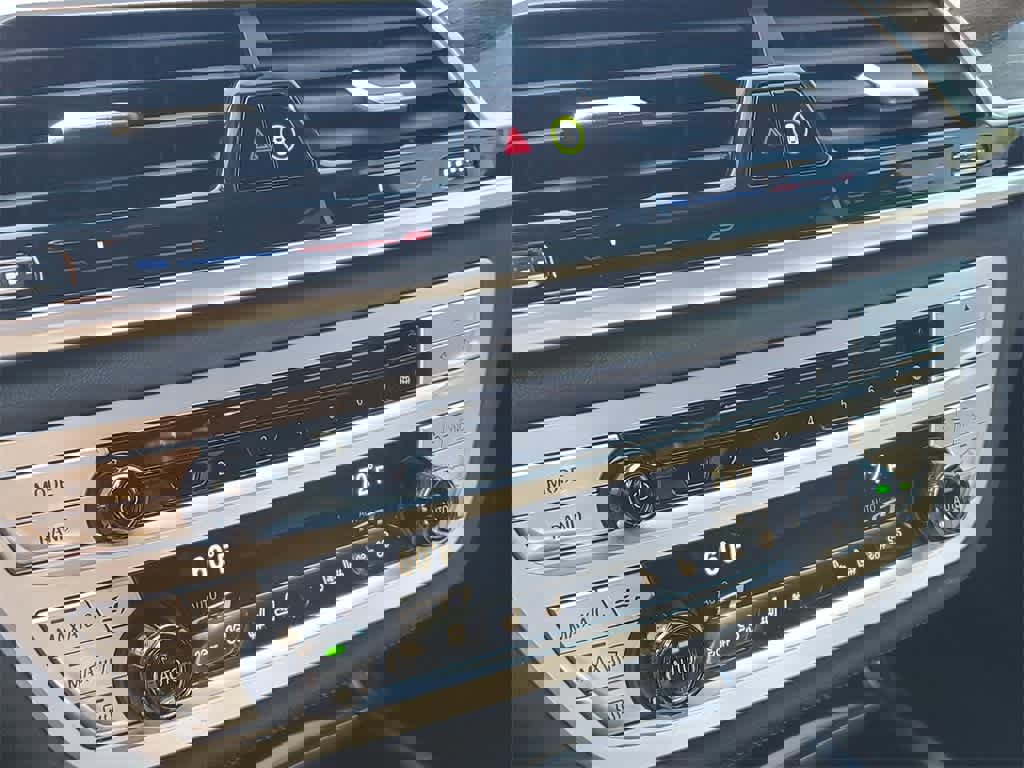 Used 2019 BMW 740i w/ Executive Package image 28