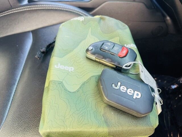 Used 2022 Jeep Wrangler Unlimited Sahara w/ Cold Weather Group AWD/4WD image 40