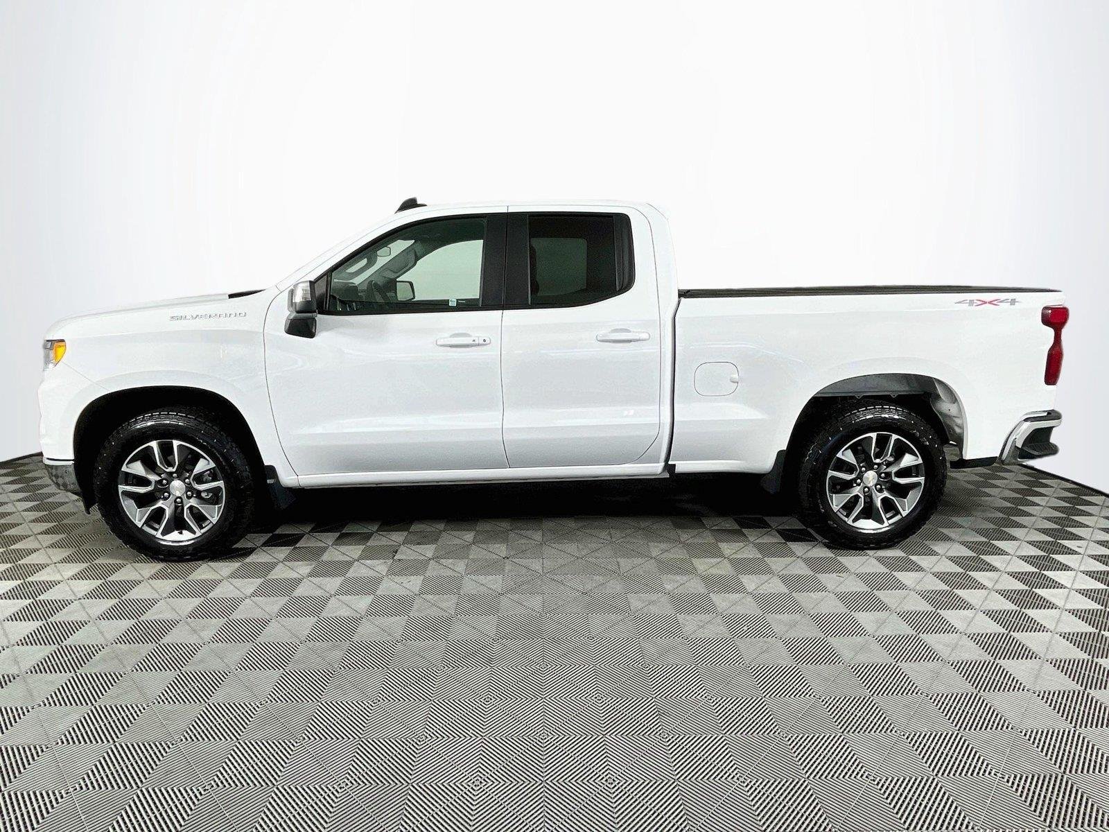 Used 2024 Chevrolet Silverado 1500 LT AWD/4WD image 4