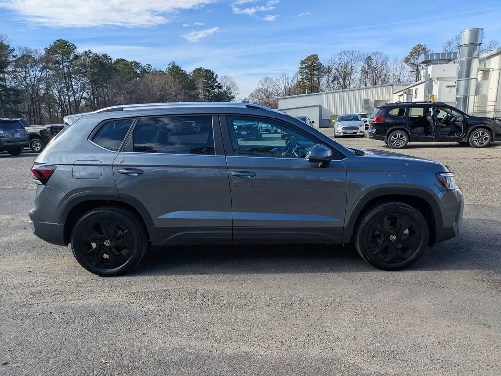 New 2026 Volkswagen Taos SE image 3
