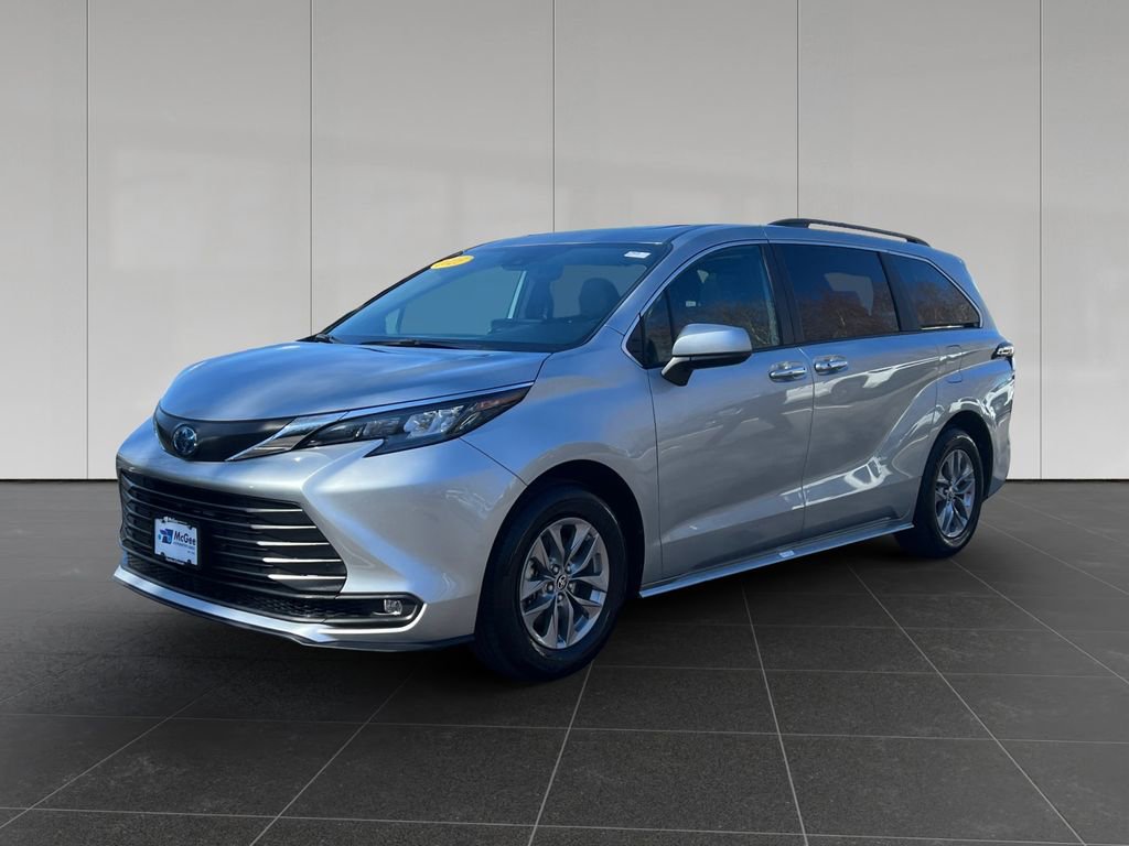 Used 2025 Toyota Sienna XLE FWD image 1