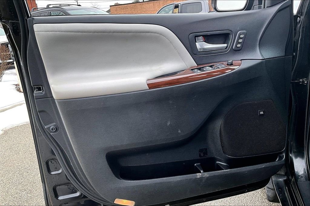 Used 2017 Toyota Sienna Limited Premium image 14