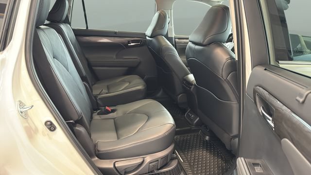 Used 2026 Toyota Highlander Platinum AWD/4WD image 23