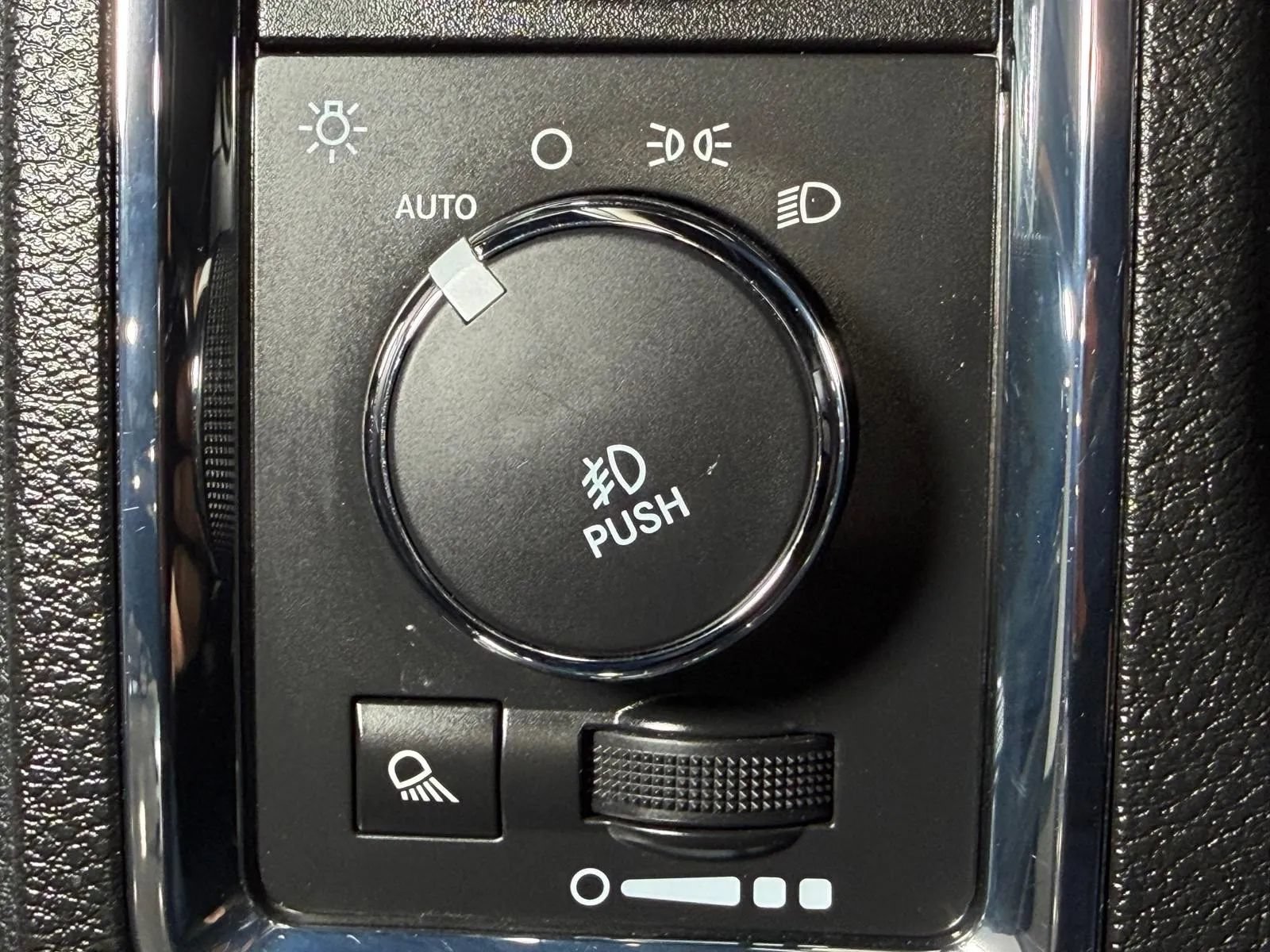 Used 2014 RAM 1500 Laramie w/ Convenience Group AWD/4WD image 29