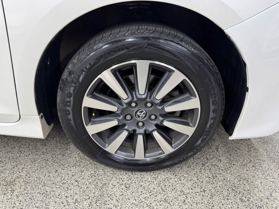 Used 2018 Toyota Sienna XLE Premium AWD/4WD image 39