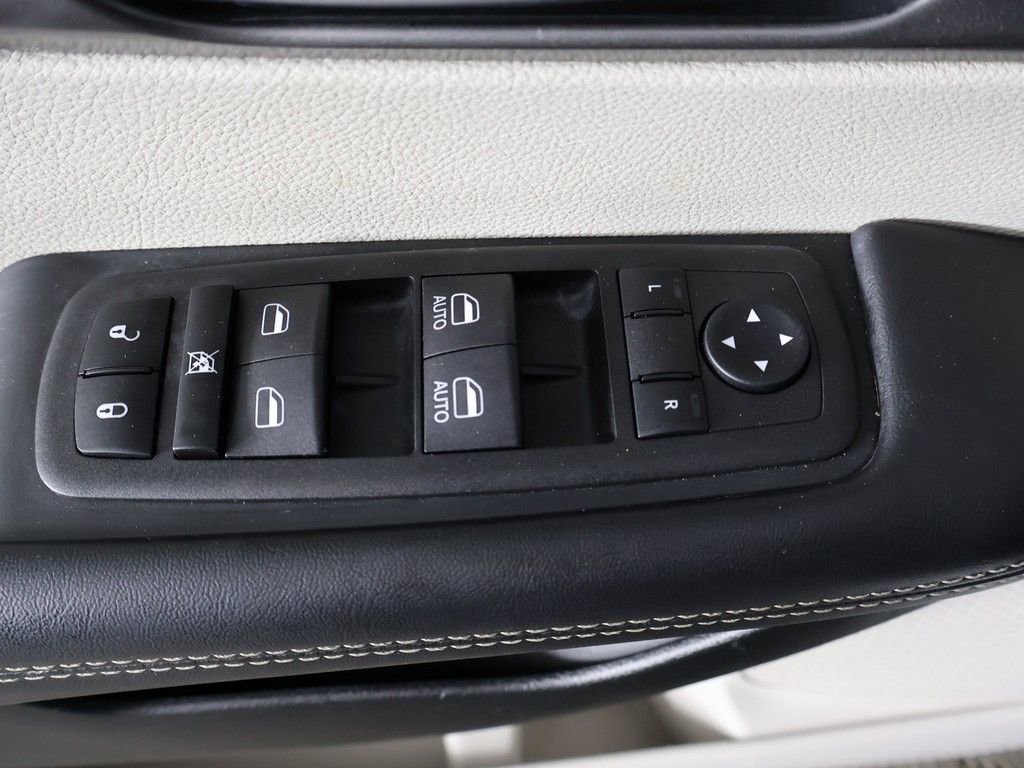 Used 2024 Chrysler Pacifica Touring-L FWD image 38