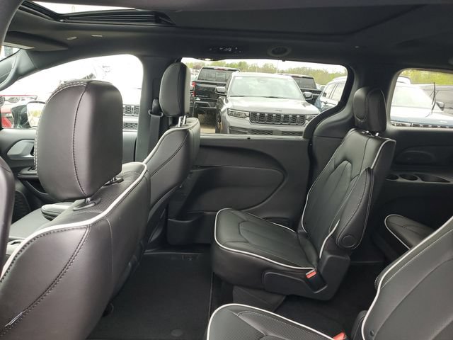 New 2026 Chrysler Pacifica Limited w/ S Appearance Package AWD/4WD image 10