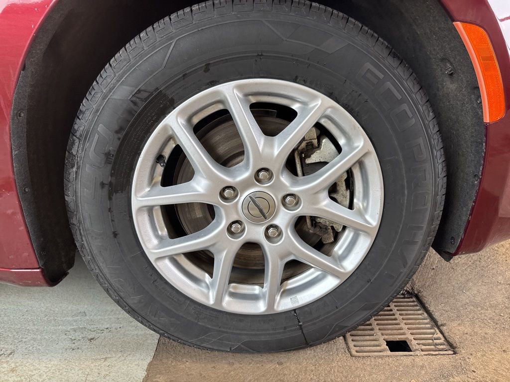 Used 2023 Chrysler Voyager LX image 50