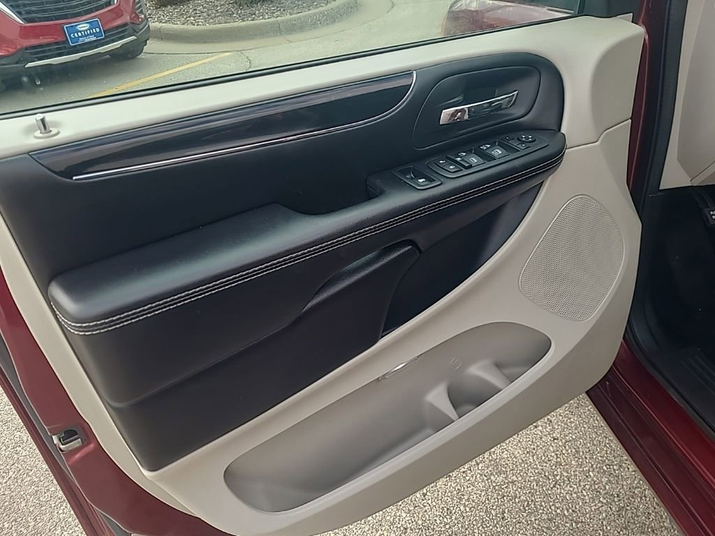 Used 2019 Dodge Grand Caravan SXT FWD image 12