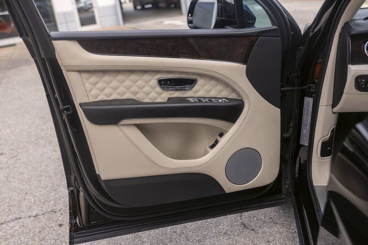 Used 2021 Bentley Bentayga AWD/4WD image 41