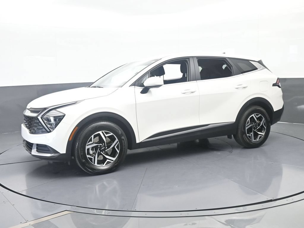 Used 2025 Kia Sportage LX FWD image 2
