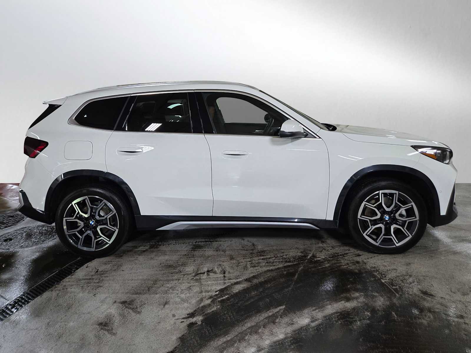 Used 2026 BMW X1 xDrive28i w/ Technology Package AWD/4WD image 3