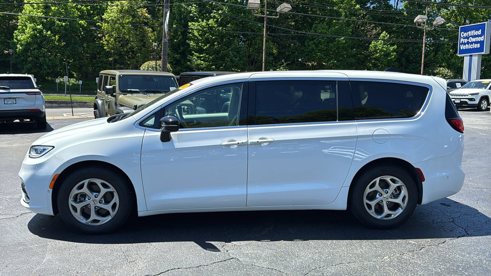 Certified 2024 Chrysler Pacifica Limited FWD image 3