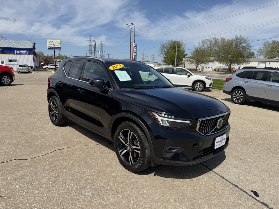 Used 2023 Volvo XC40 B5 Plus AWD/4WD image 3