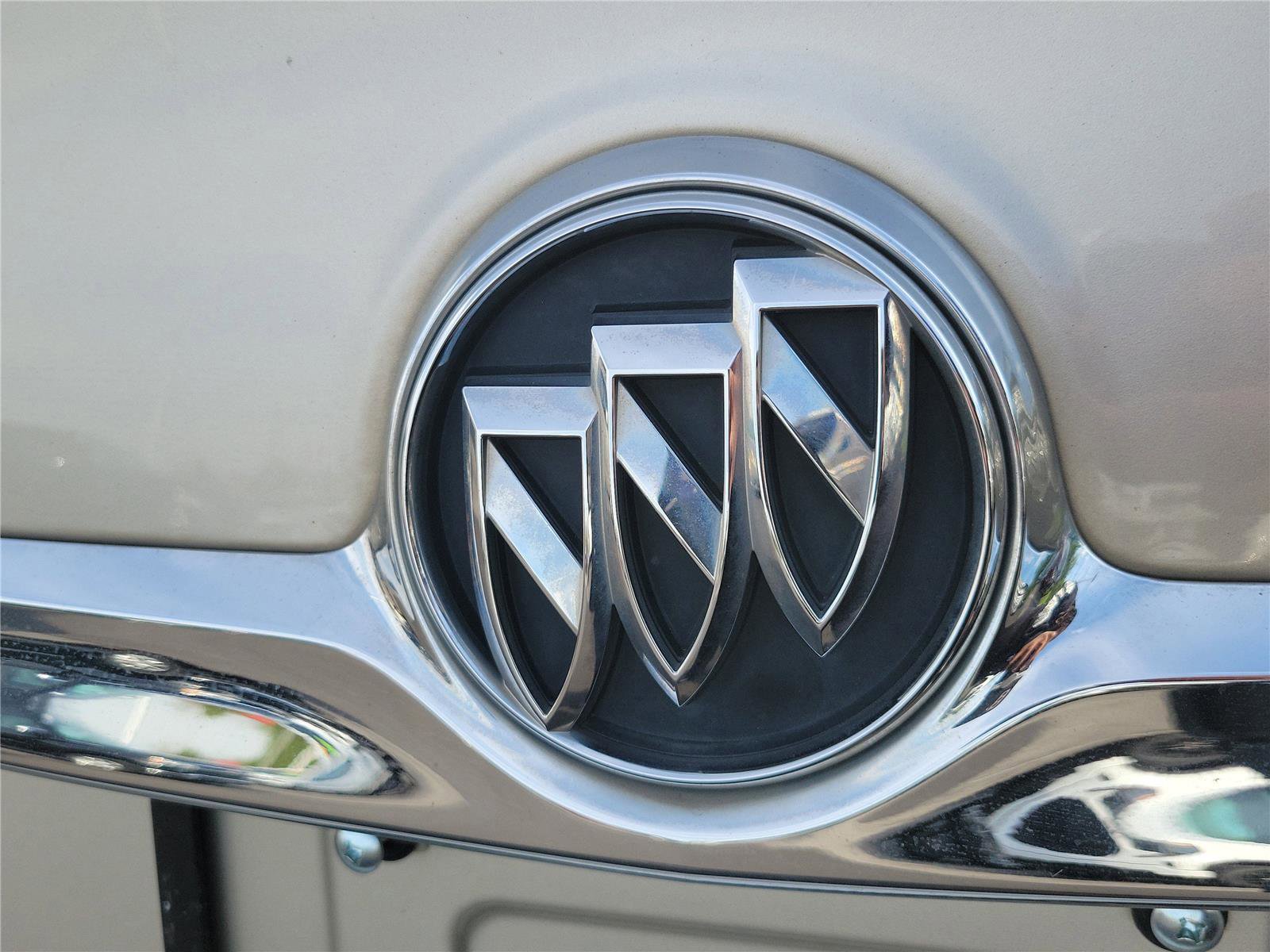 Used 2015 Buick LaCrosse image 8