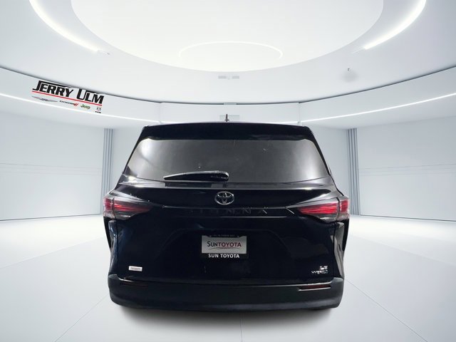 Used 2022 Toyota Sienna LE image 4